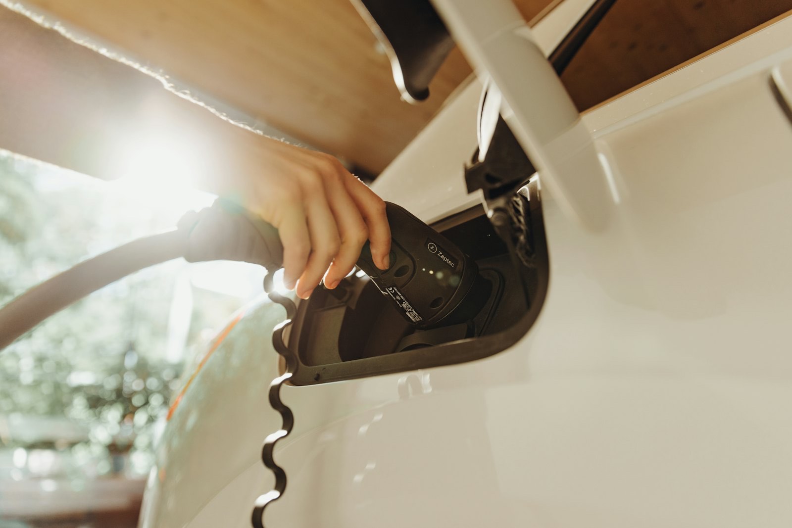 Elektrische auto laadt bij een woning