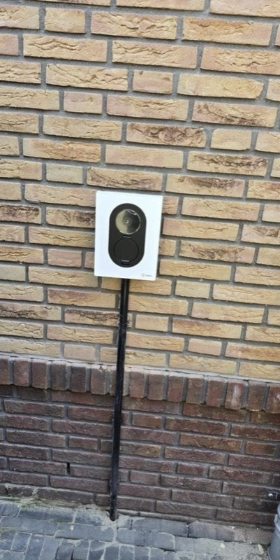 Door EVO CHARGE ge&iuml;nstalleerde laadpaal